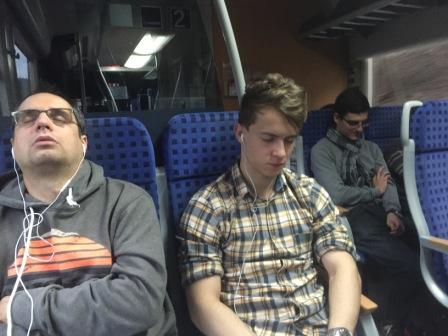 Markus und Marius schlafen im Zug